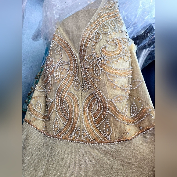 NWT Elegant Gold Embellished Bodice V-Neck Sleeveless Prom Dress Small - Picture 5 of 5